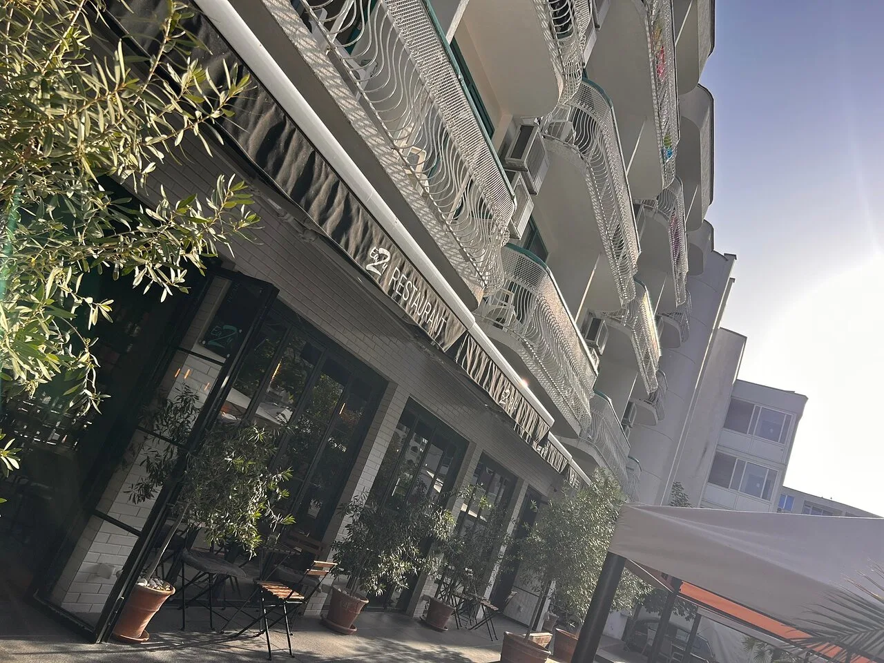 EaZy Restaurant & Bar