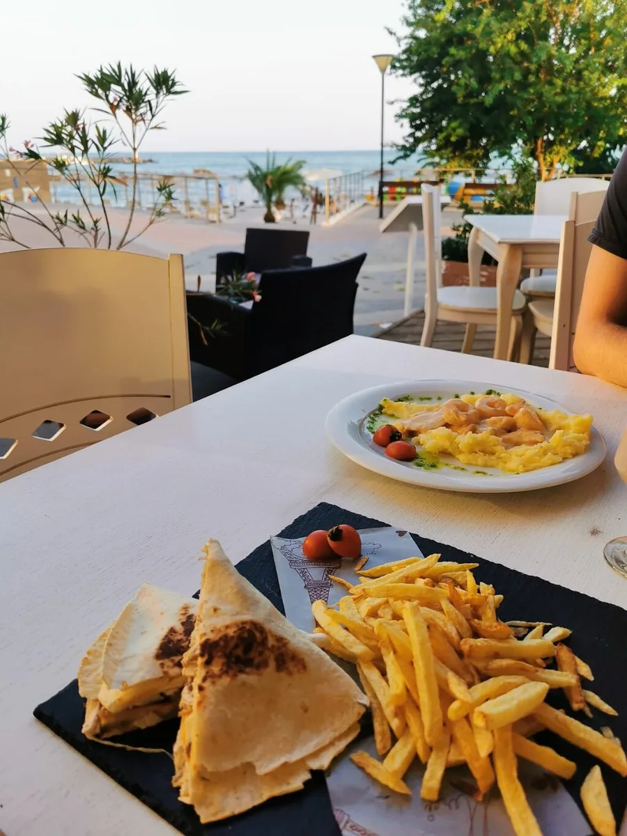 Friends Bar & Dinner Kavarna