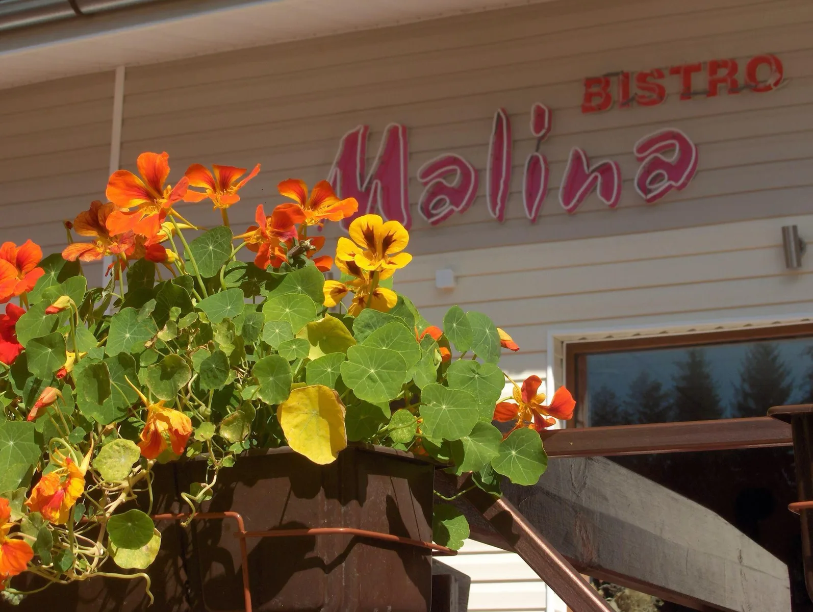 Malina Bar & Grill