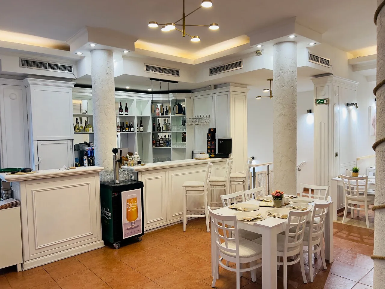 Monroe Restaurant & Cafe