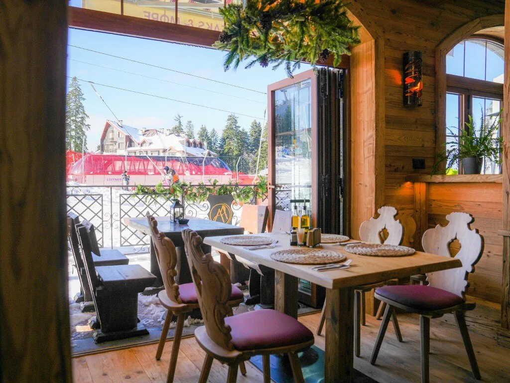 YNIQ Restaurant & Bar